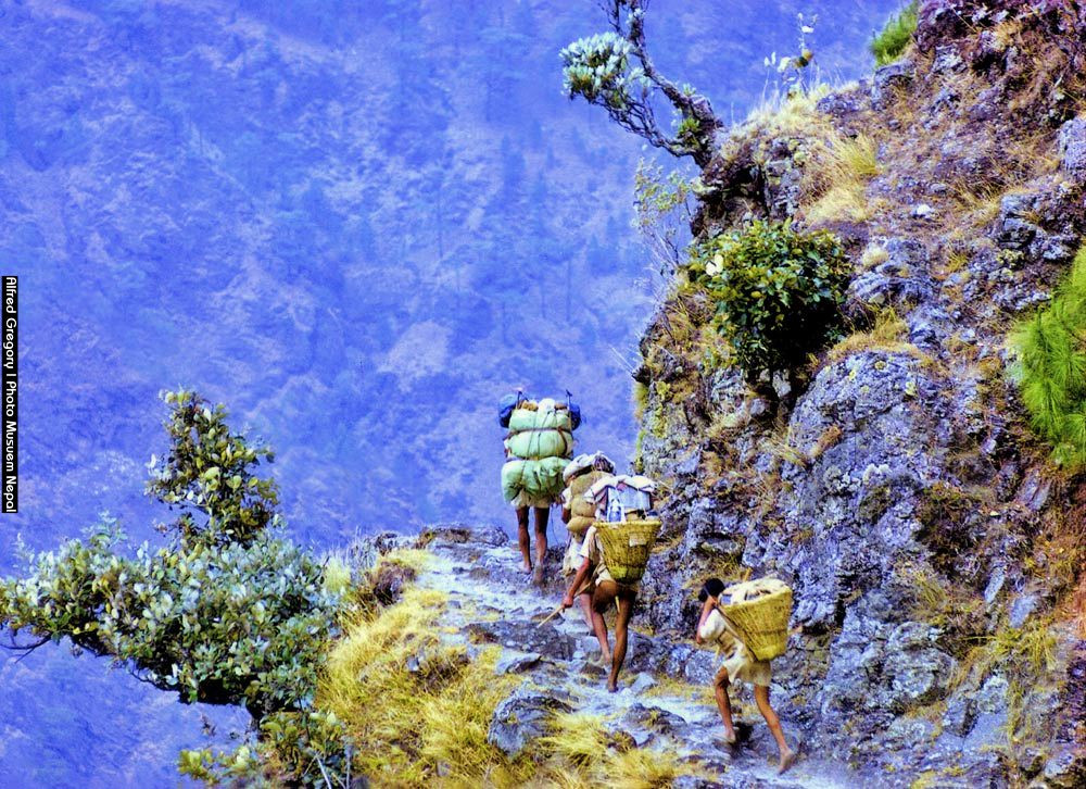सगरमाथा चढ्न खाेज्नेले पैसा बाेक्न छुट्टै भरिया लानुपर्दथ्याे