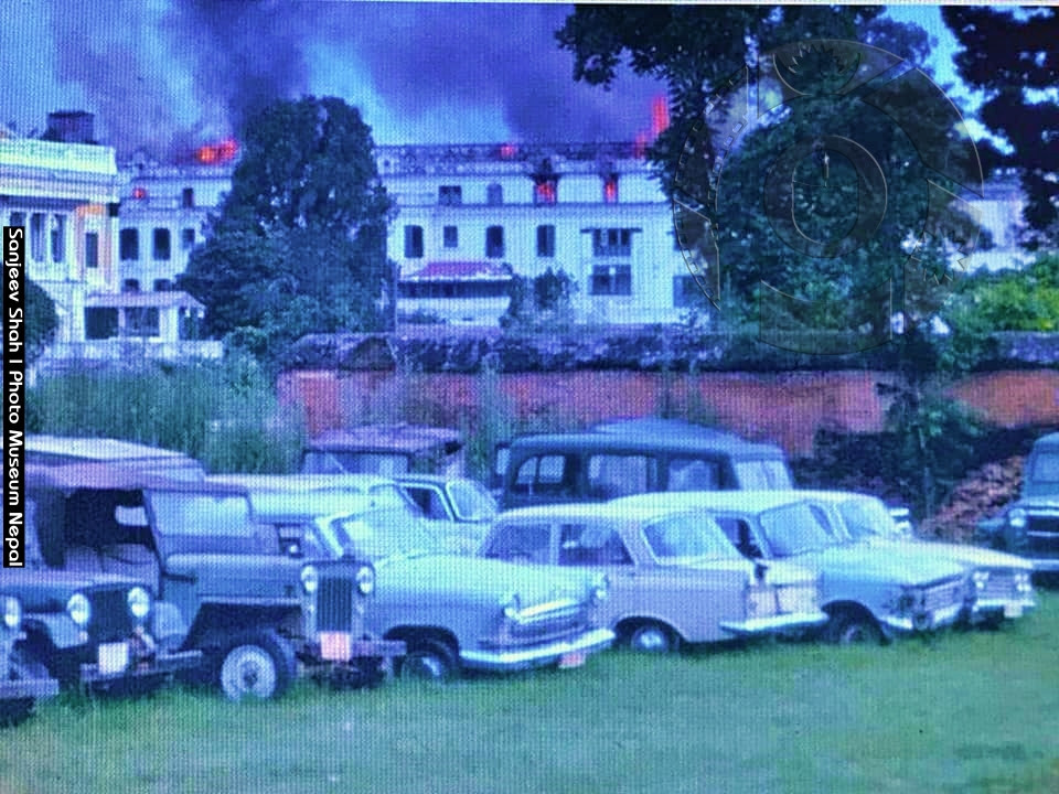 मुलुकको प्रशासनिक केन्द्र सिंहदरबार २०३० सालमा आगलागी हुँदा खरानी भयो