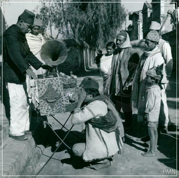 आगरेका ताजमहल देखो… । पैसा फेको, तमासा देखो…। घर बैठके सारा संसार देखो…।