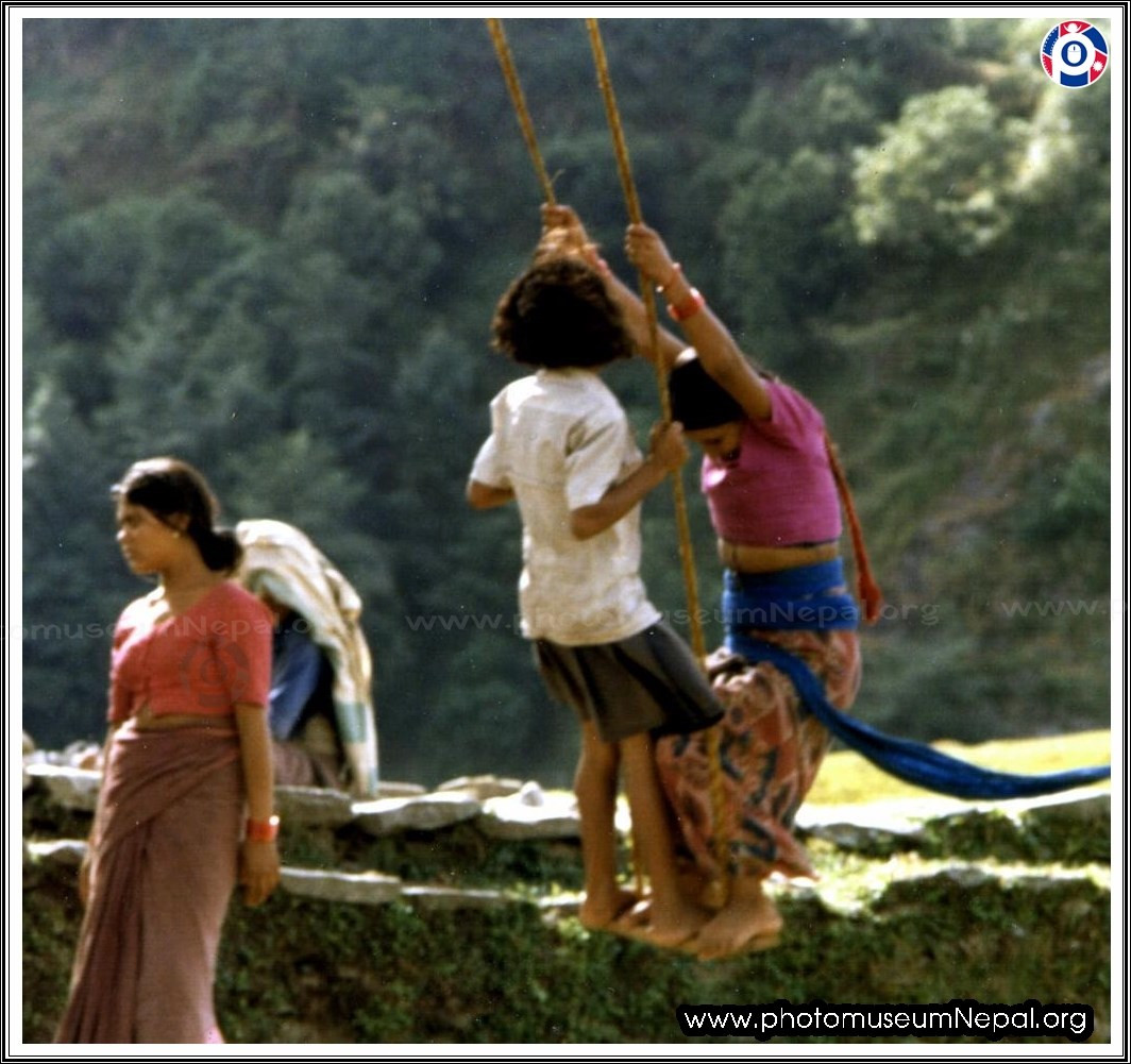 शहरमा मात्रै होइन, गाउँमा समेत पिङको रौनक देखिँदैन अचेल